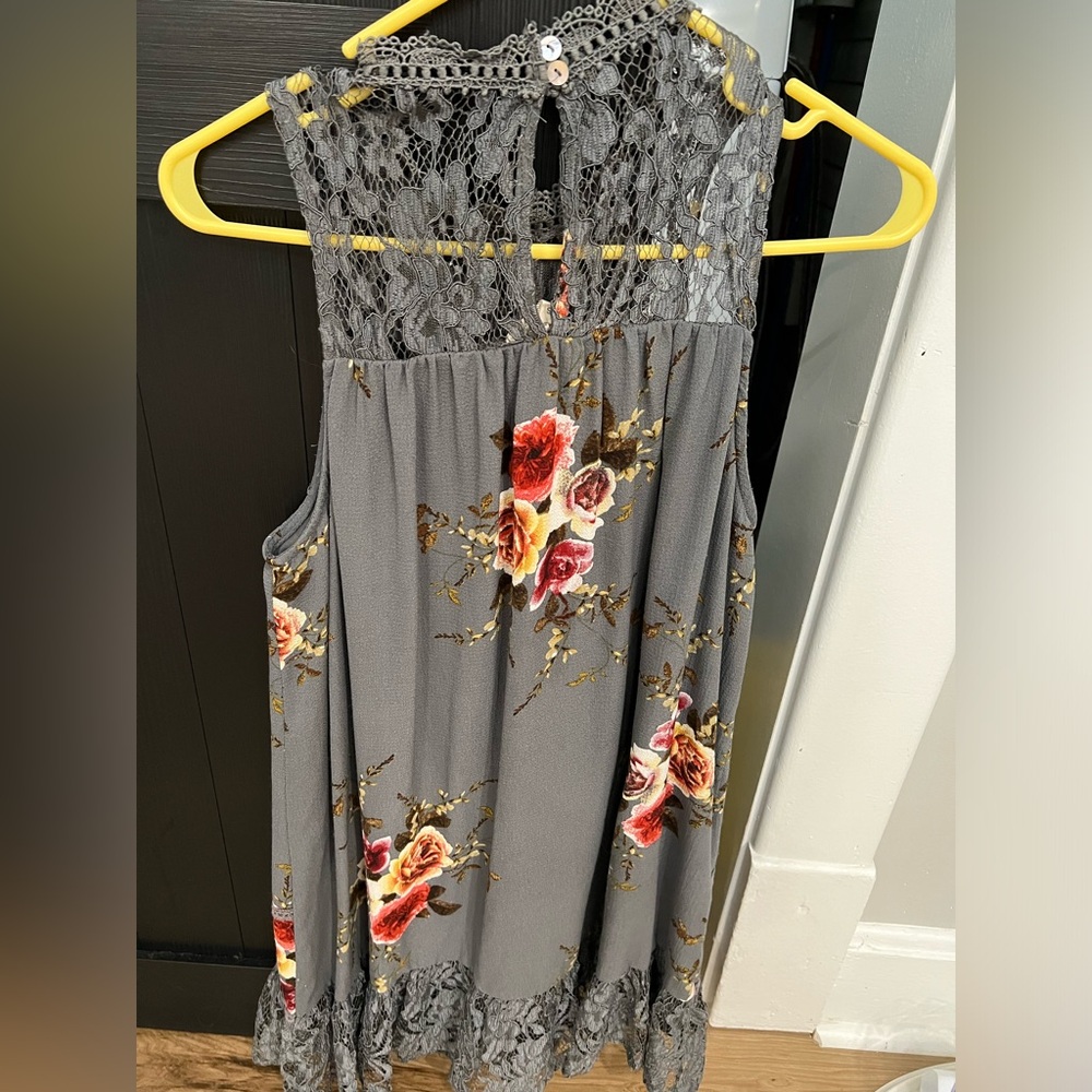 Women’s Floral Boutique Style Grey Dress Size Small